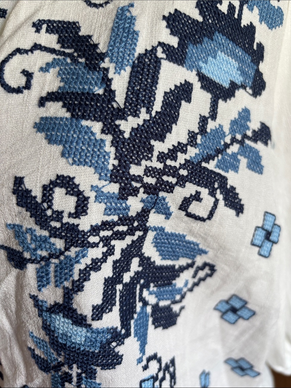 SOLITAIRE Anthropologie my White Blouse with Blue Floral Embroidery NWT - Picture 4 of 4